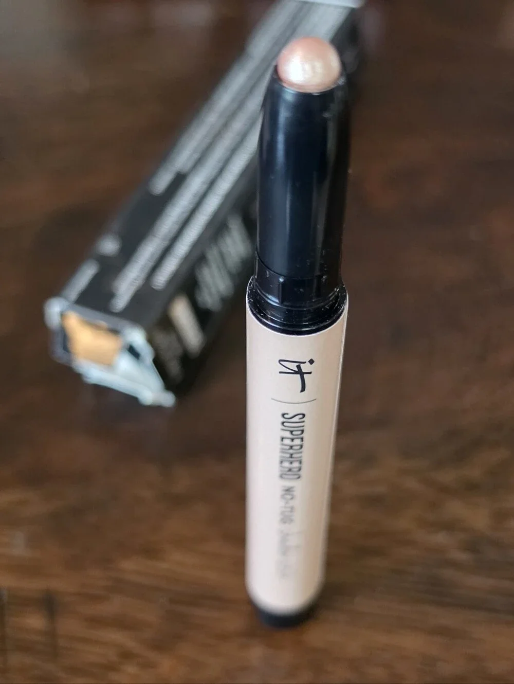 it cosmetics No Tug Eyeshadow Stick - Silk Armor